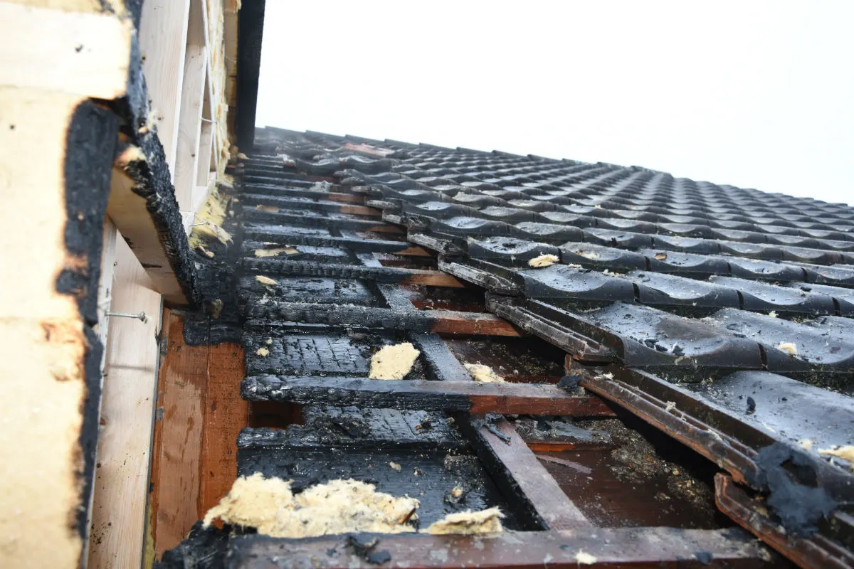 Niederuzwil SG - Brand bei Dacharbeiten
