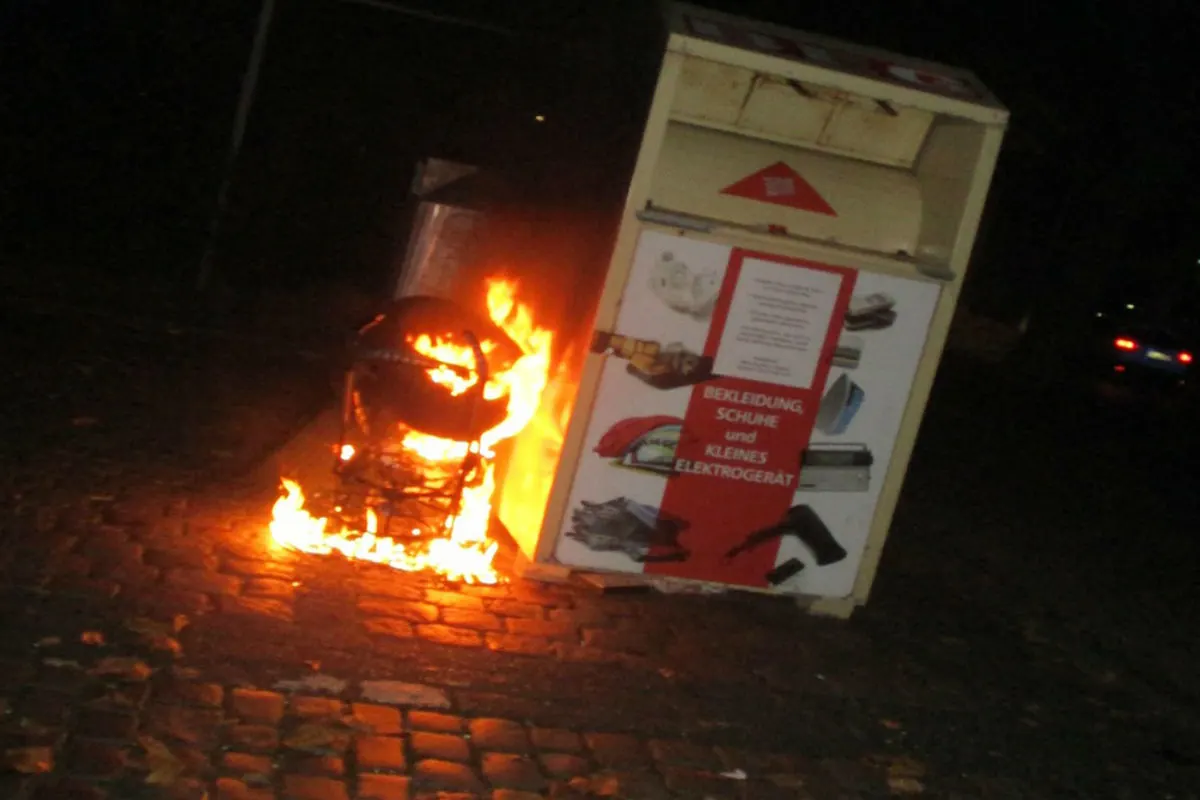 Bremerhaven - Kinderwagen und Autoreifen angezündet