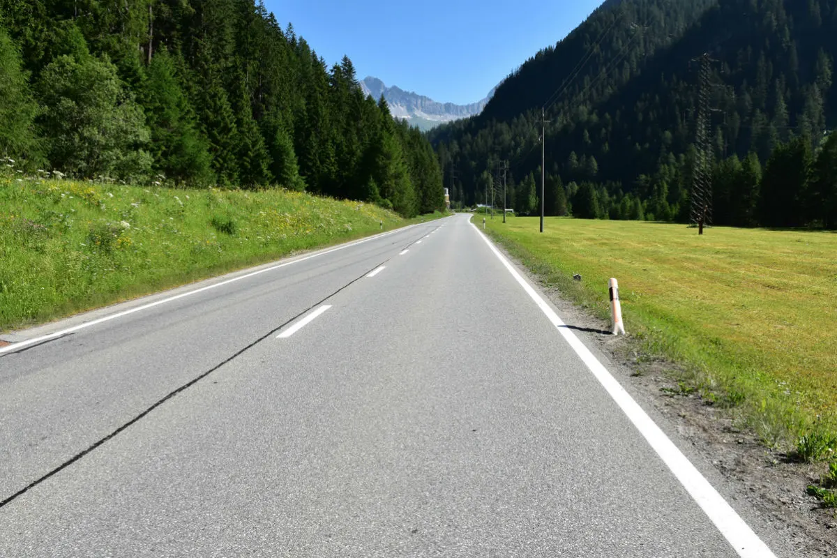 Mulegns GR - Anhängerzug streift bei Überholmanöver Fahrradfahrer