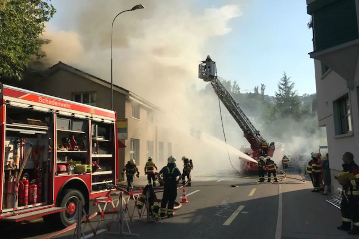 Bäch SZ - Brand zerstört Industriegebäude