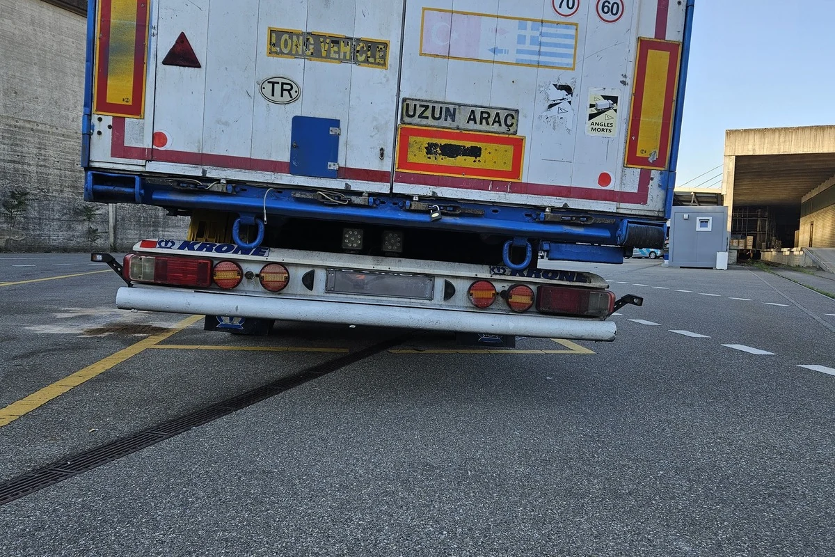 Stadt Schaffhausen - Mangelhafter Sattel-Sachentransportanhänger wurde stillgelegt