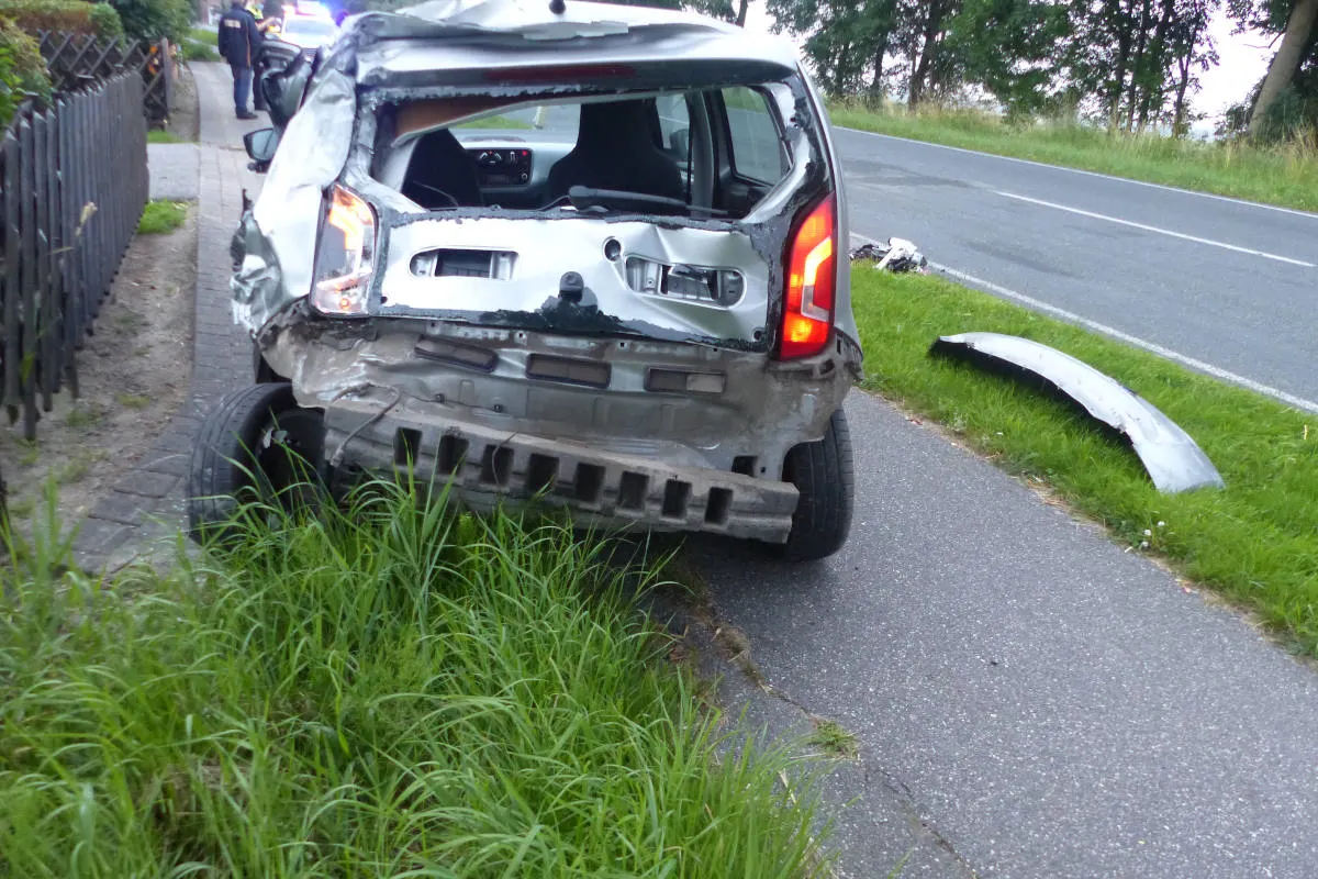 Cuxhaven – Milchtankwagen kracht in geparktes Auto
