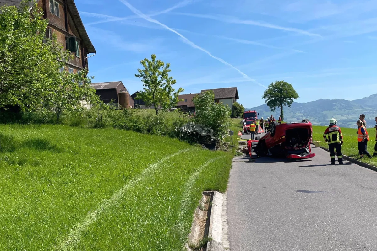 Tuggen SZ - 72-jähriger Autofahrer verunglückt schwer