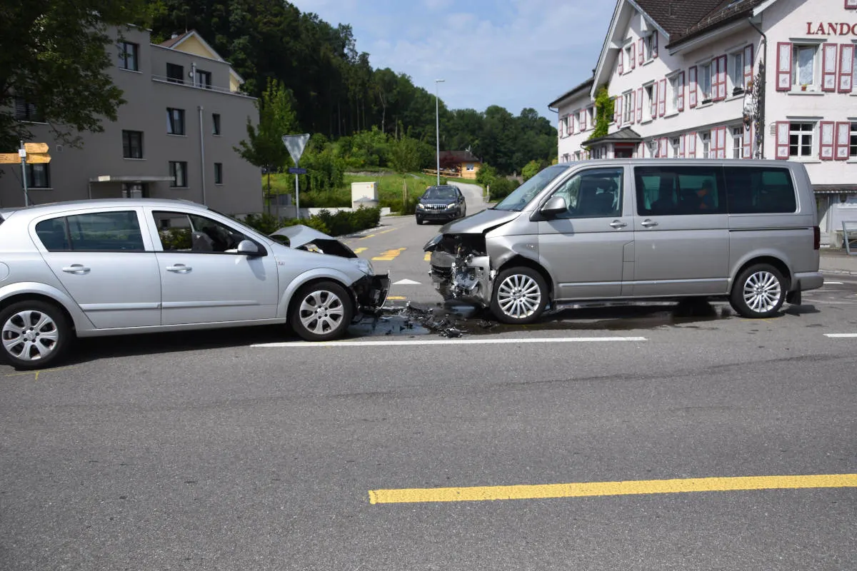 Thal SG – Ausgewichen und heftige Frontalkollision verursacht
