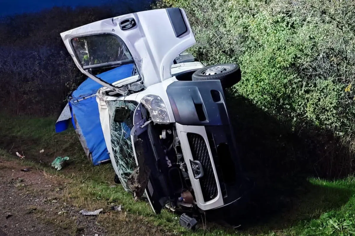 A4 Neudietendorf – Autotransporter kommt auf der Autobahn von Fahrbahn ab und kippt um!
