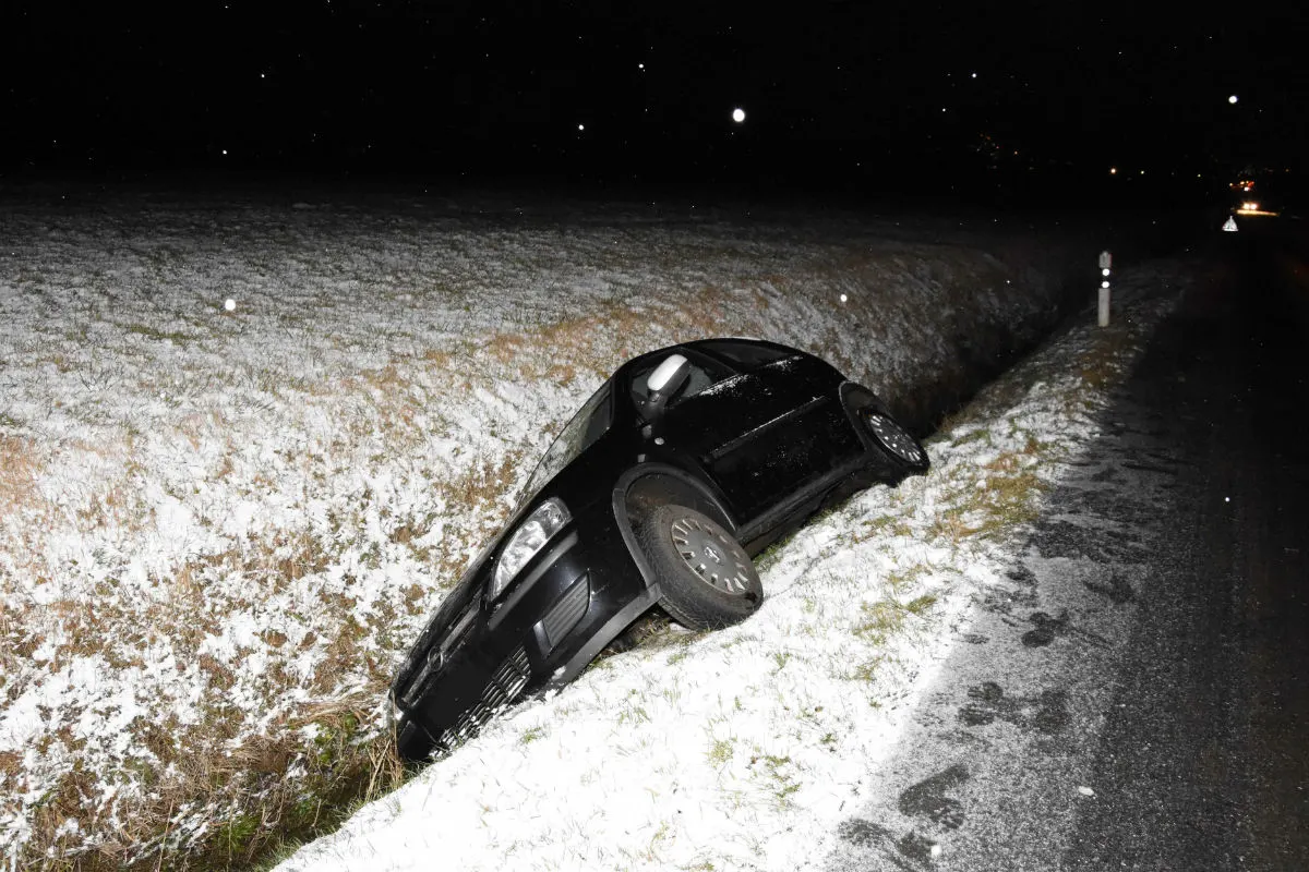Gams SG - Mit Auto in Strassengraben gerutscht