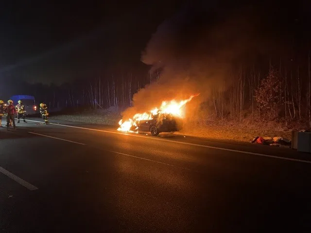 Technischer Defekt auf der A7 bei Hann. Münden – Opel Omega aus Hessen brennt auf A 7 vollständig aus