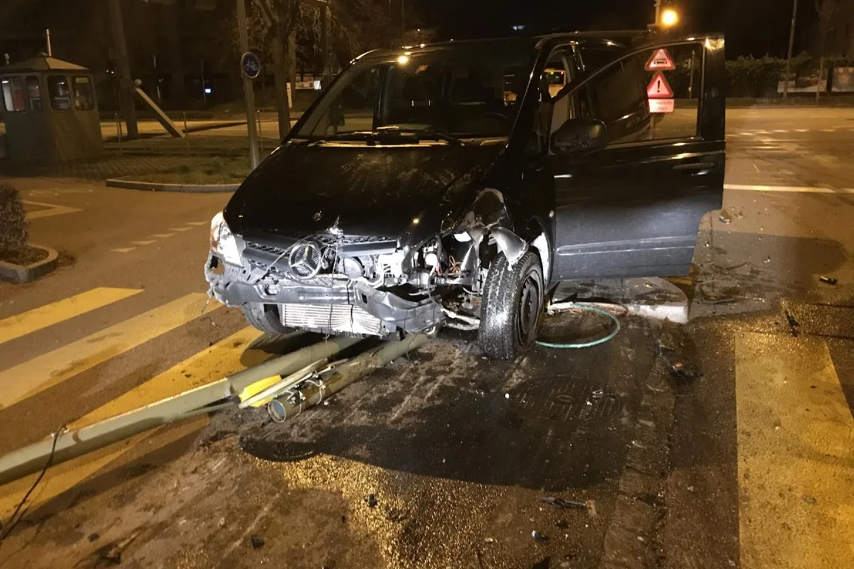 Muttenz BL - Personenwagen kollidierte mit Lichtsignalträger