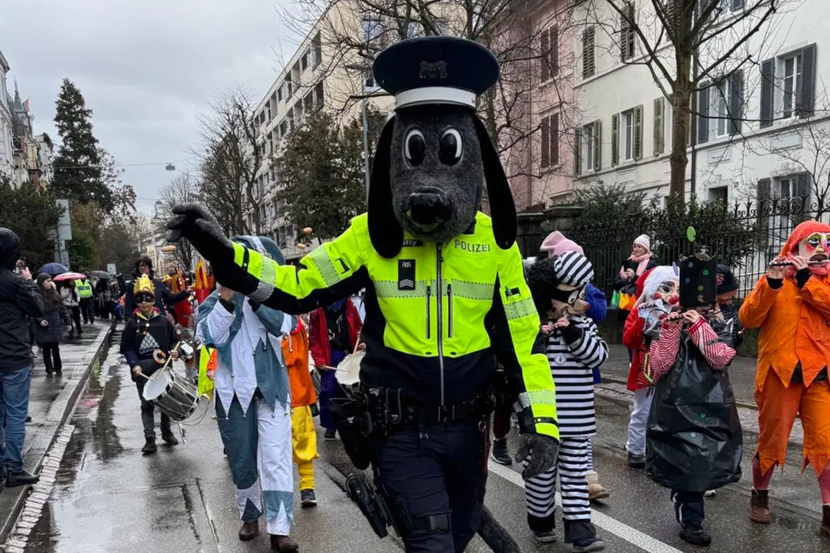 Basel – Polizei begleitet Fasnachtsumzug im Gundeli
