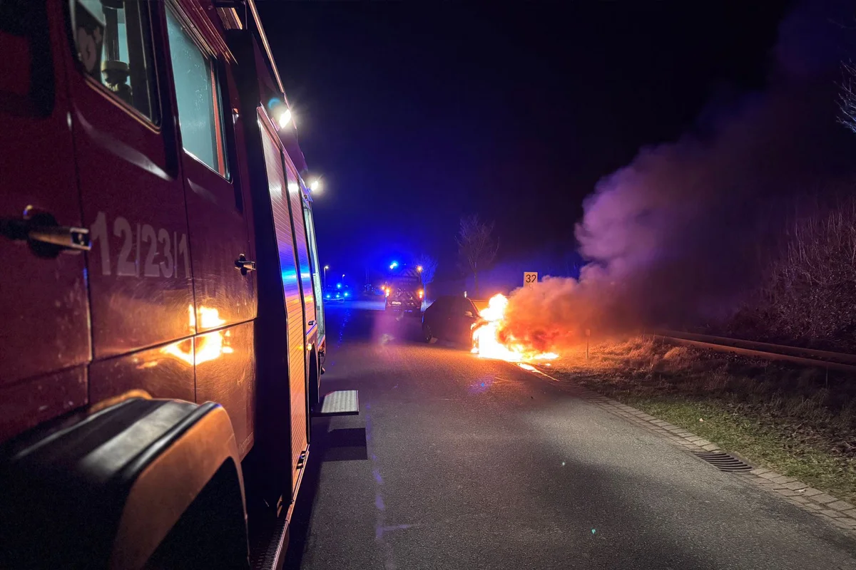 Bergen –  Feuerwehr löscht nächtlichen PKW-Brand