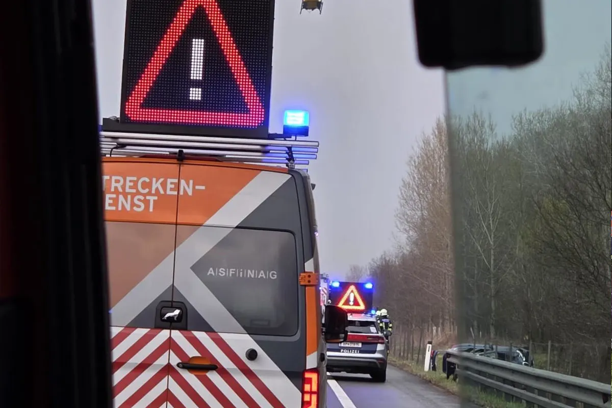 Unfall bei Hausleiten – Alkoholisierter Lenker überschlägt sich
