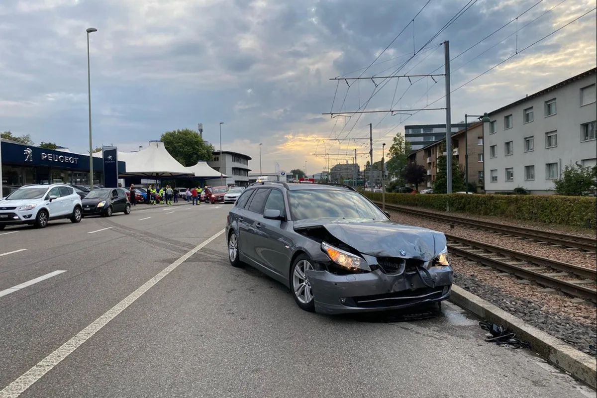 Unfall in Muttenz BL - Kollision mit vier beteiligten Fahrzeugen – zwei Personen wurden verletzt