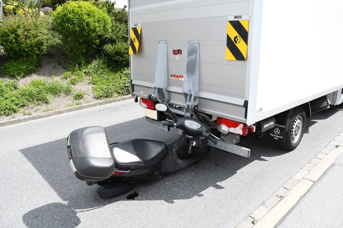Chur GR - Beim Retourfahren Roller übersehen