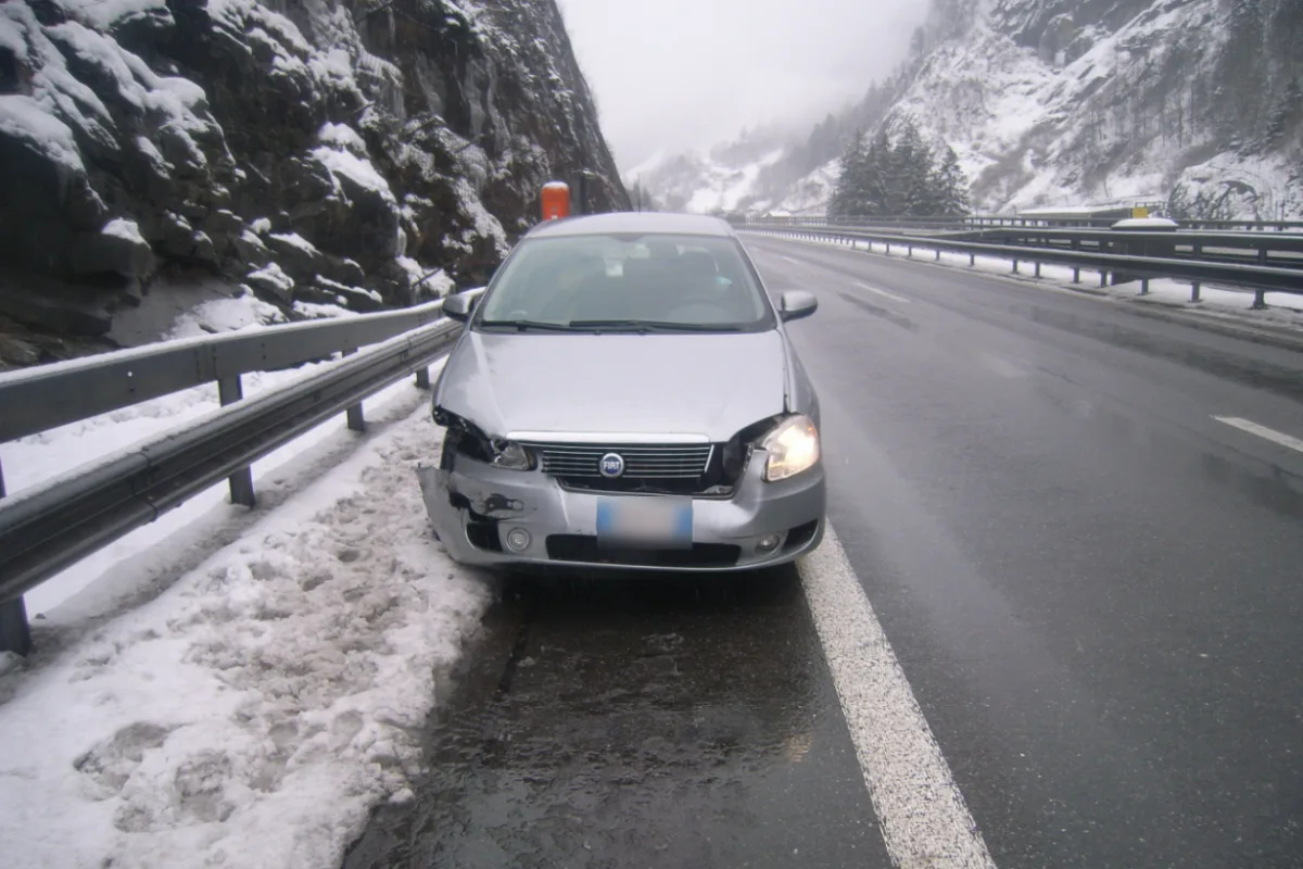 Gurtnellen UR - Auf der A2 ins Rutschen geraten