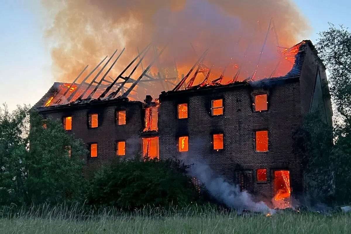 Basepohl - Leerstehendes Gebäude in Flammen