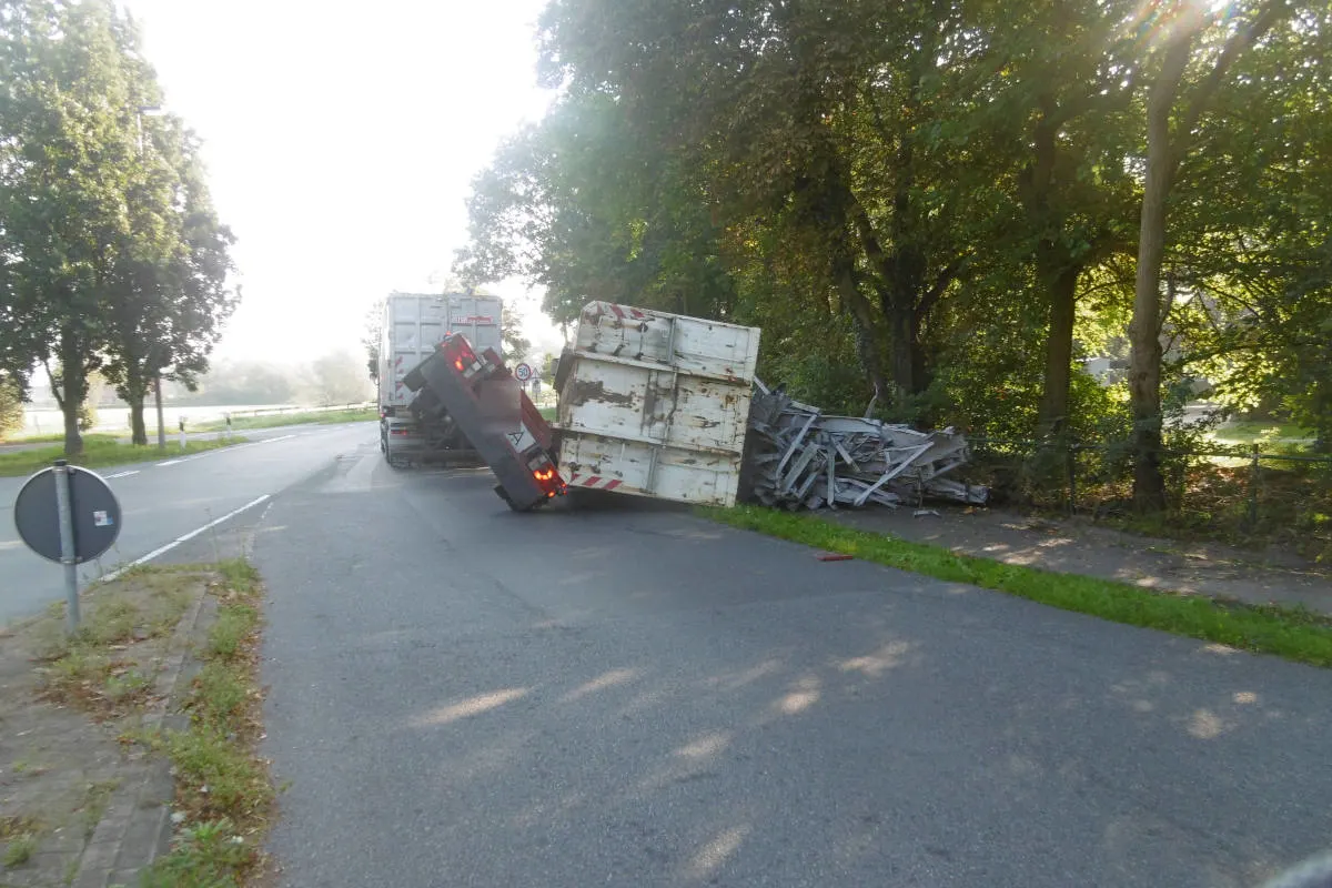 Stadt Delmenhorst – Anhänger eines Lkw kippt bei Abbiegevorgang um – Straßensperrung