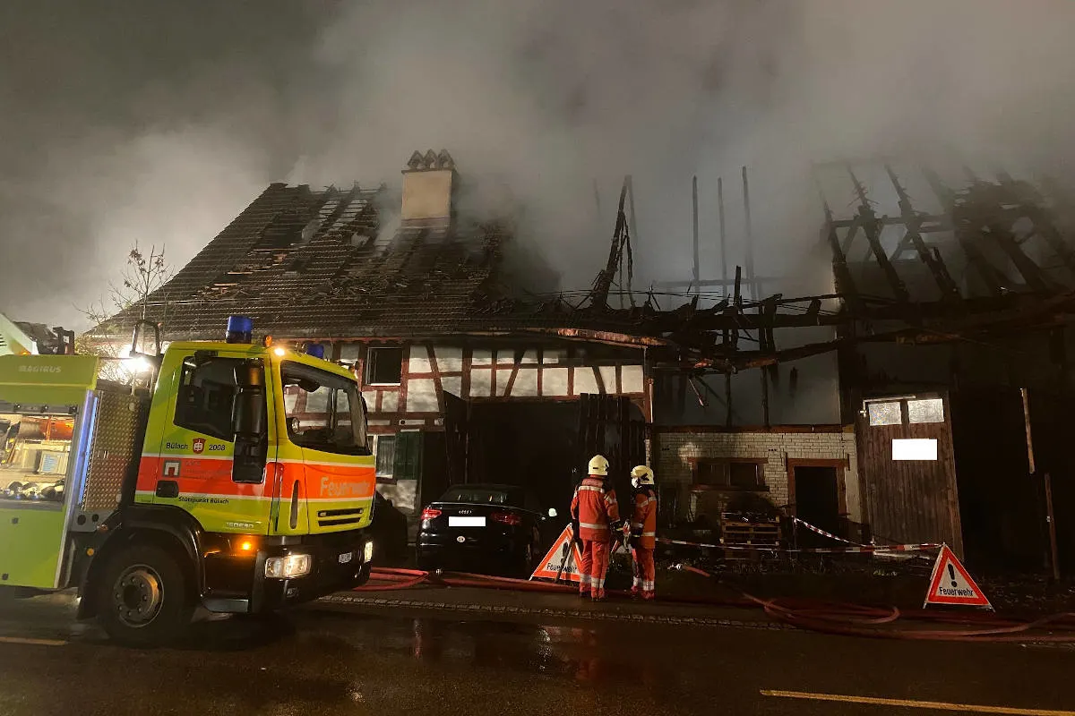Grossalarm für die Feuerwehr in Höri ZH - Enormer Sachschaden bei Brand von Wohn- und Geschäftshaus