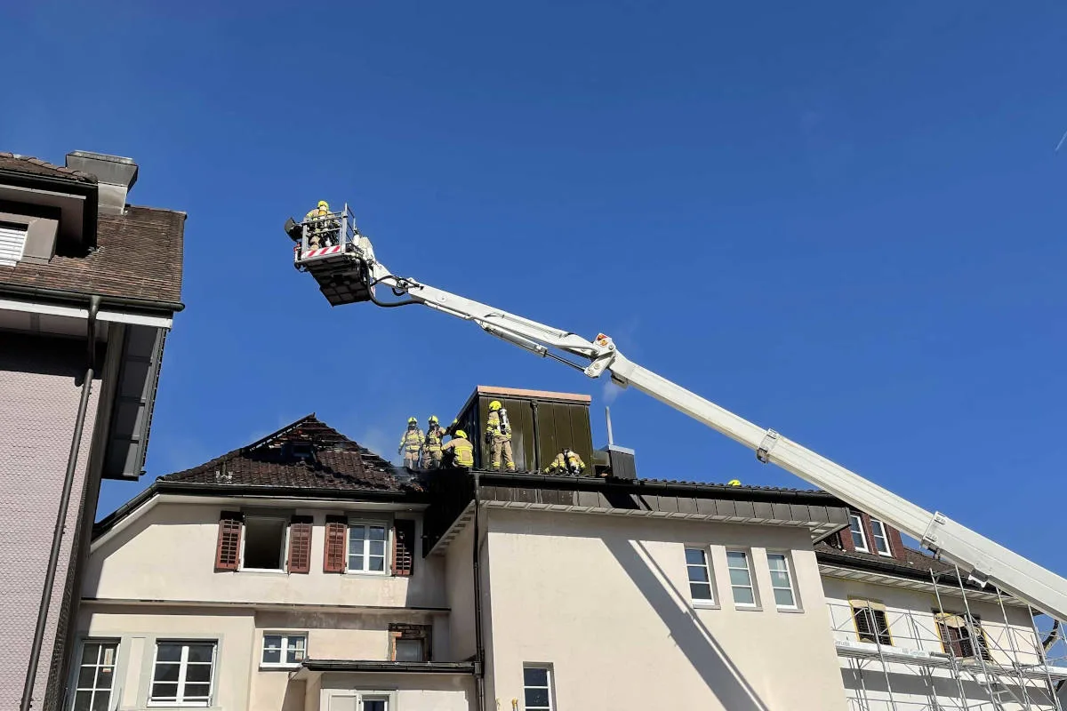 Siebnen SZ – Gebäudedach in Brand geraten