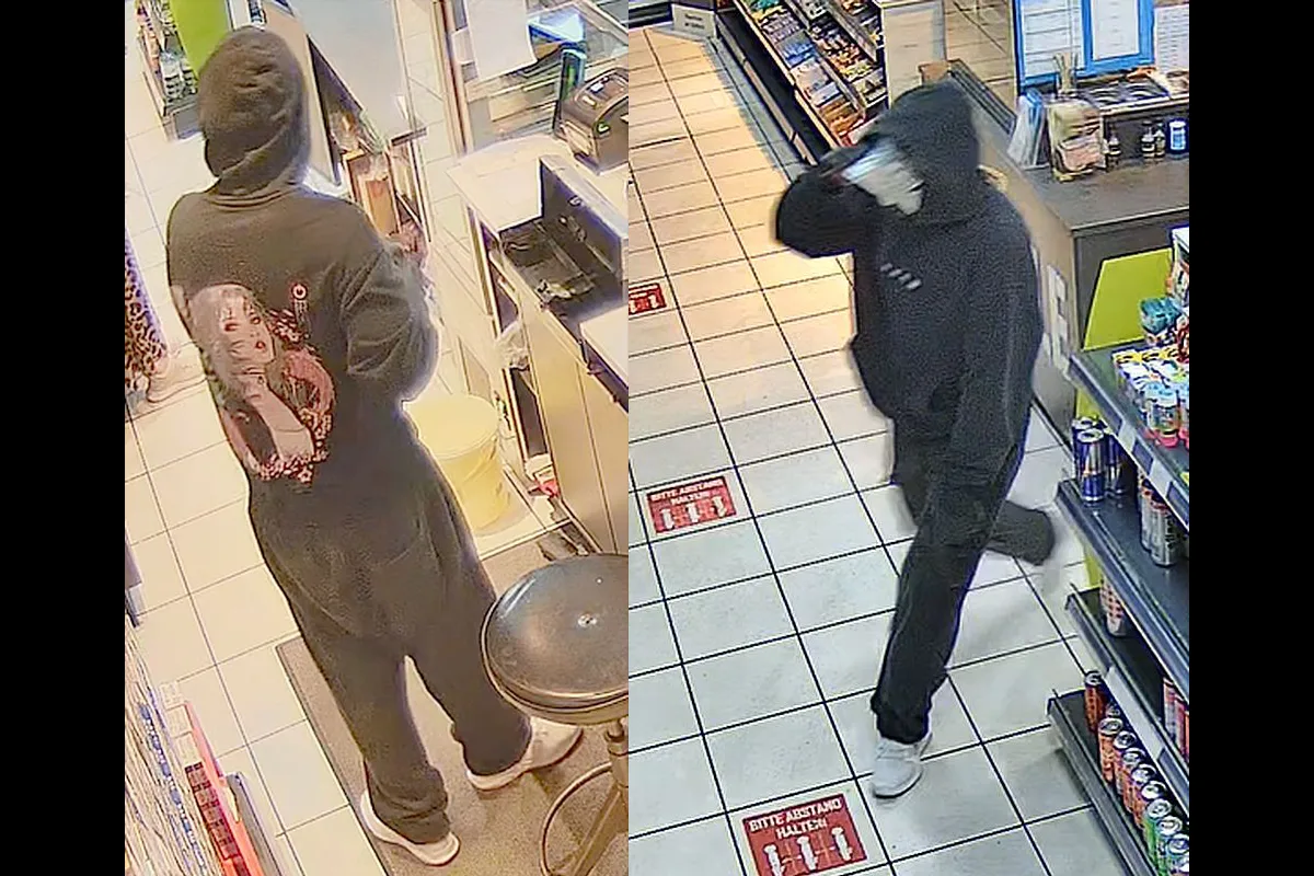 Zwei Personen in einem Ladengeschäft, tragen Kapuzenpullover. Eine Person hat eine auffällige Jacke.