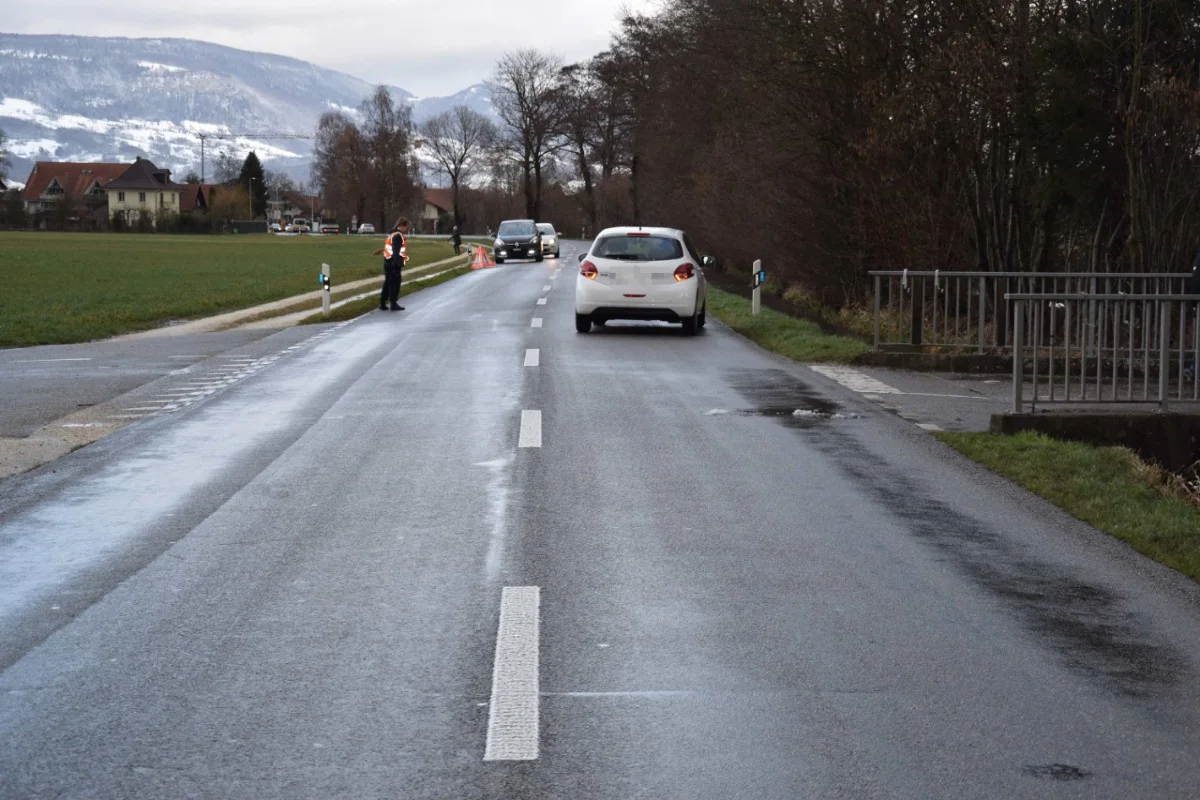 Oekingen SO - Mofalenker von Auto erfasst und in Bach geschleudert