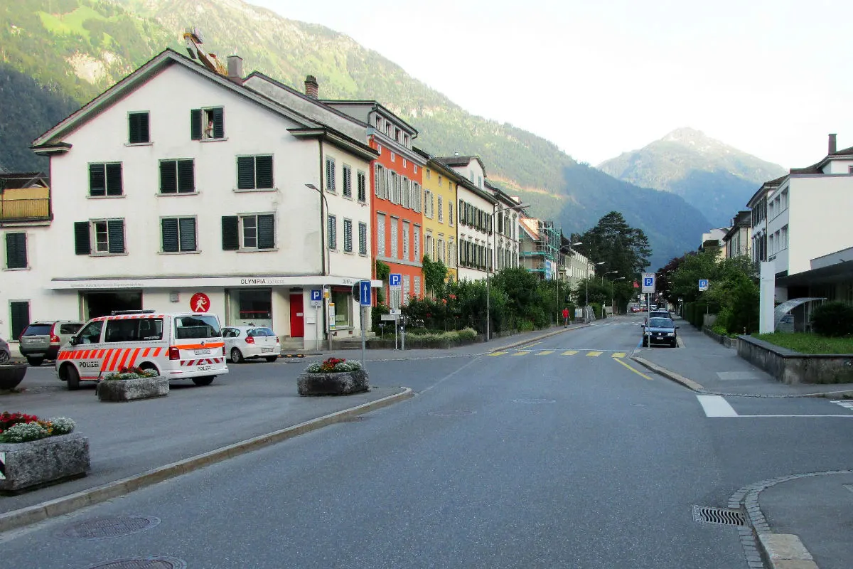 Glarus GL - Auto mit Velofahrer (15) kollidiert