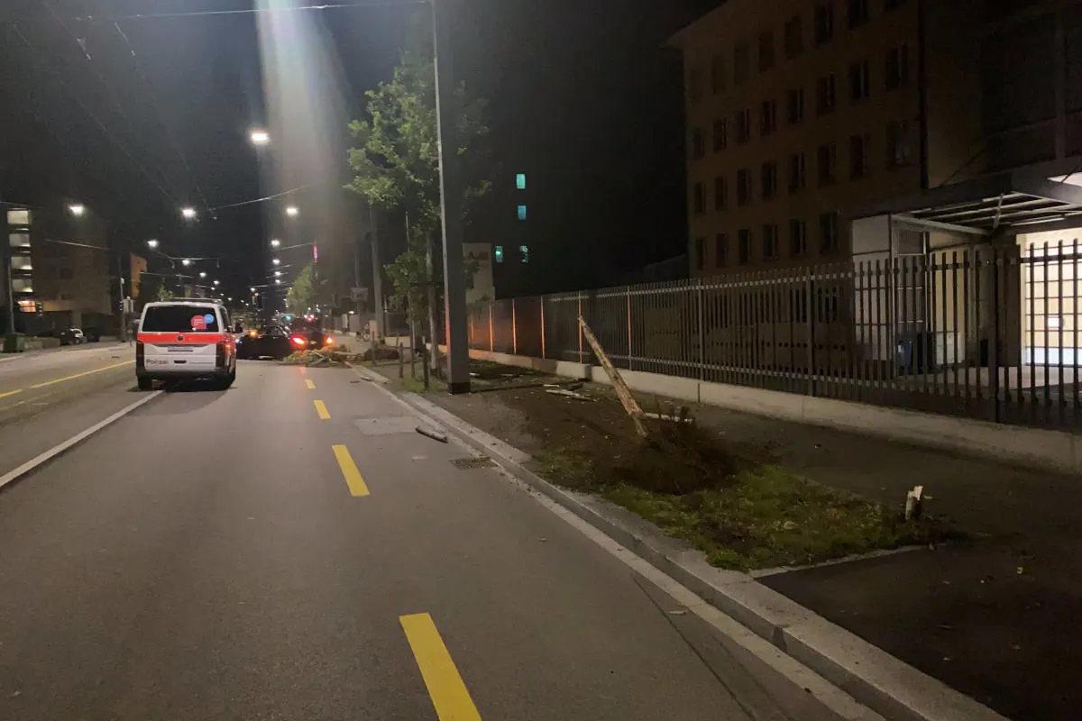 Zeugenaufrufe in Zürich – Mit Mercedes gegen zwei Bäume gekracht