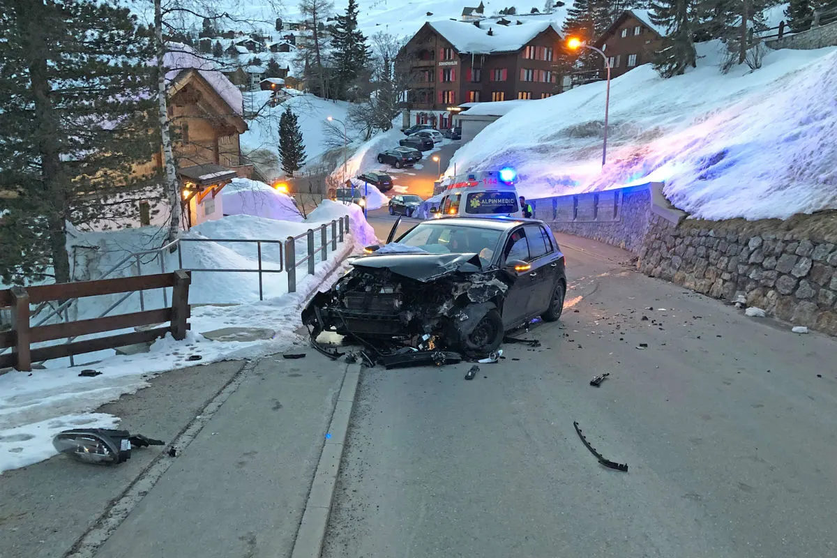 Arosa GR - Auto in Mauer geprallt