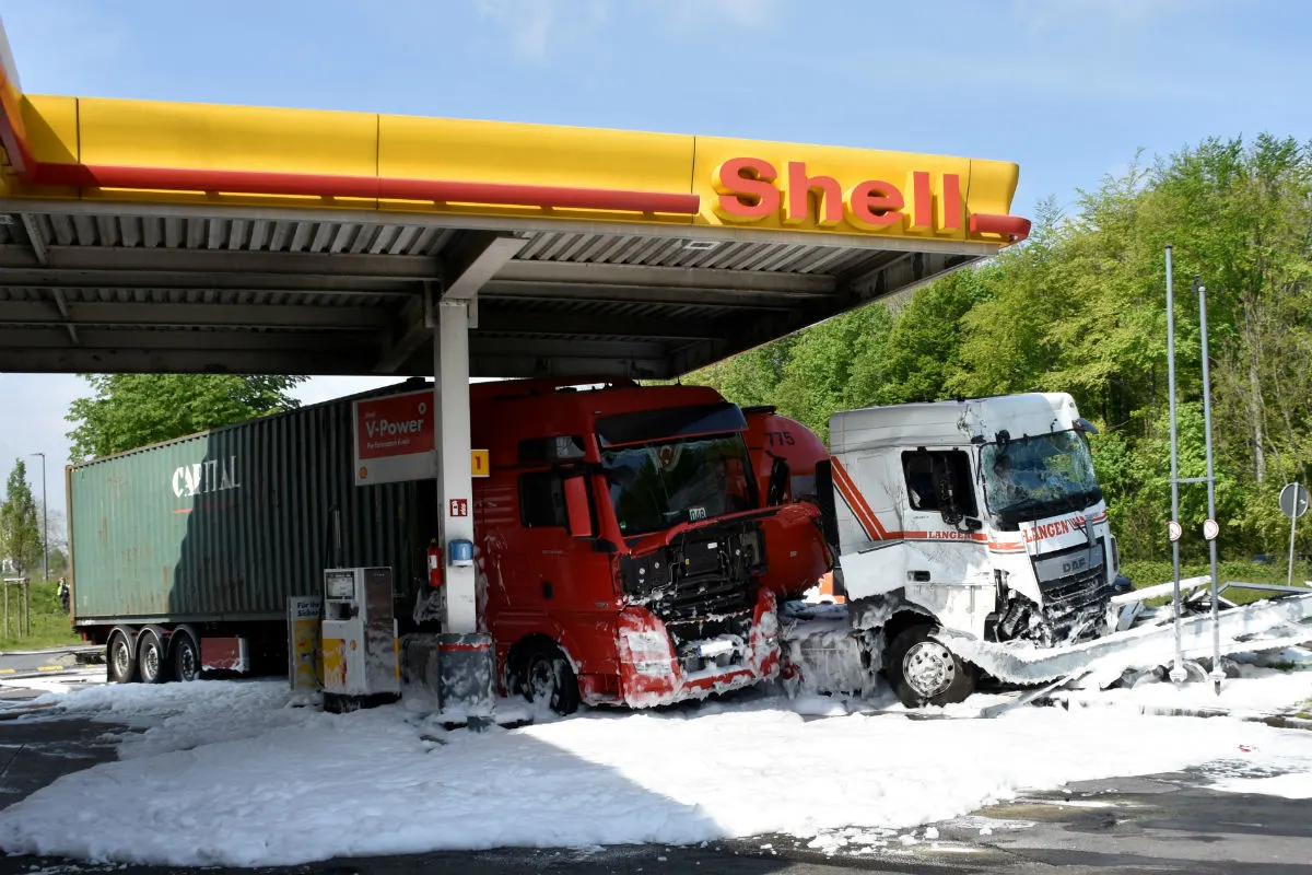 Verkehrsunfall mit zwei LKW an einer Tankstelle - Rettungsgasse  war blockiert 