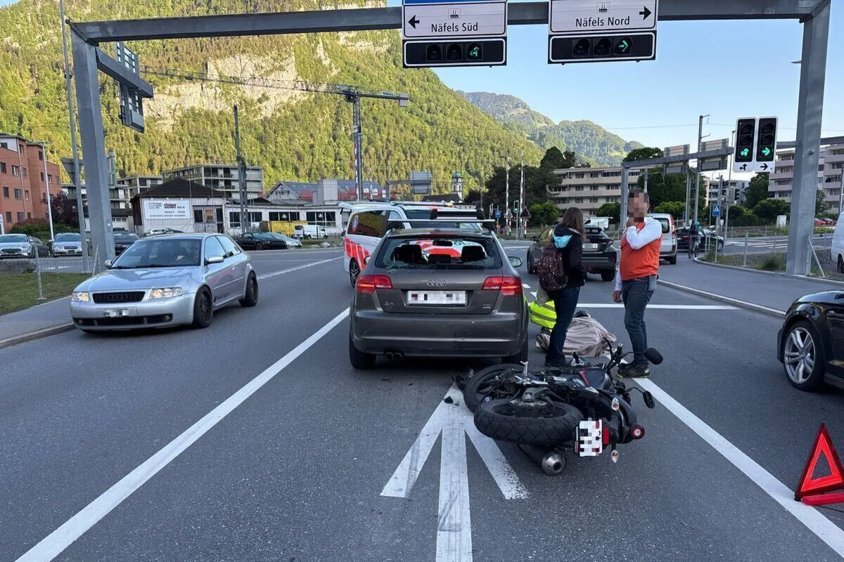 Näfels GL – Unfall an einer Ampel 