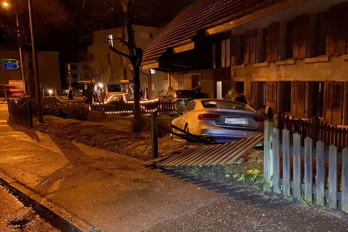 Holziken AG - 20-Jähriger landet mit  Audi in fremden Garten