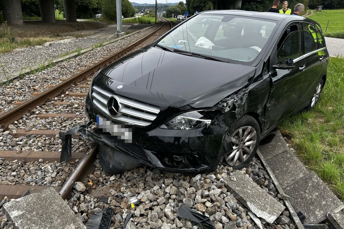 Safenwil AG - 79-Jähriger baut wegen Sekundenschlaf Unfall und landet mit dem Mercedes auf den Geleisen