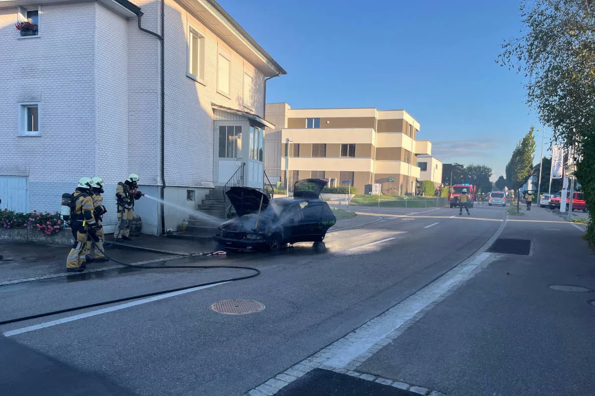 Schwarzenbach SG – Auto während der Fahrt in Brand geraten