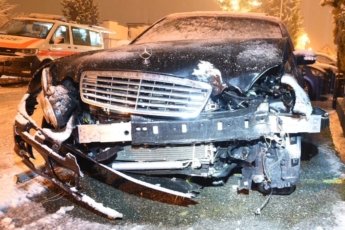 Betrunken verunfallt in Rapperswil-Jona SG – Auto kollidiert mit Baum