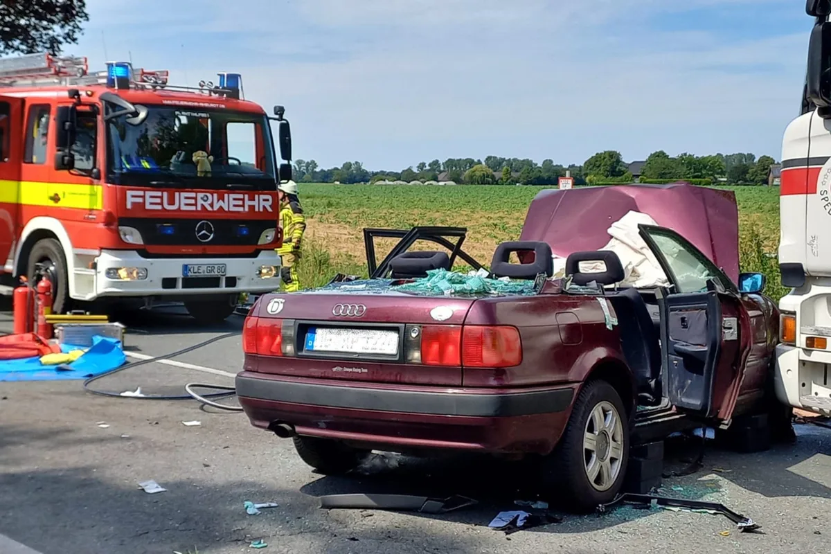 Rheurdt - Schwerer Verkehrsunfall zwischen drei Fahrzeugen 