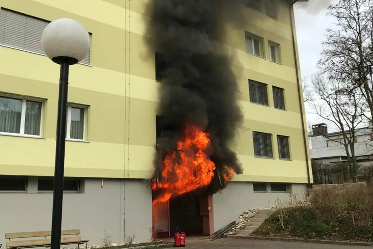 Füllinsdorf BL - 15 Personen nach Brand in Mehrfamilienhaus verletzt!
