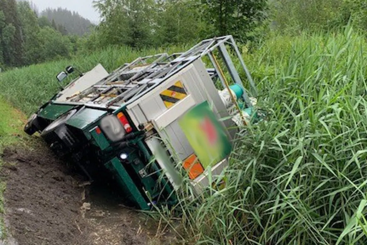 Unfall heute Zweisimmen BE - Lastwagen kippt in Bach