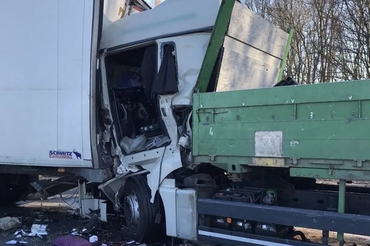Moers - Schwerer  Verkehrsunfall mit 3 LKW auf der A401 
