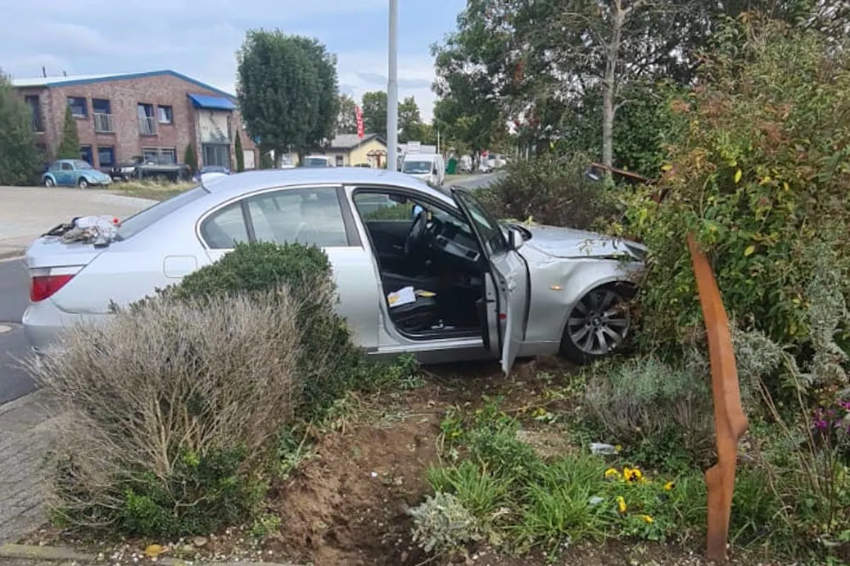 Xanten – Fahrzeug landet nach Verkehrsunfall in Vorgarten – Beifahrer wird schwer verletzt