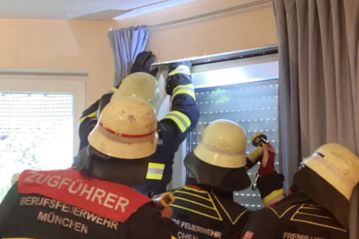 München - Wespennest im Rollokasten angezündet 