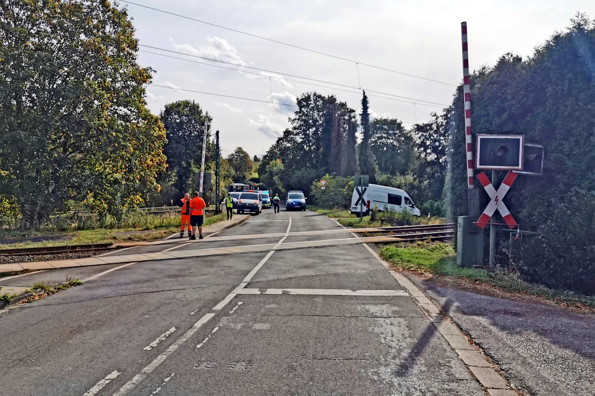 Velbert – Regionalbahn touchiert auf Gleisen stehenden Kleintransporter