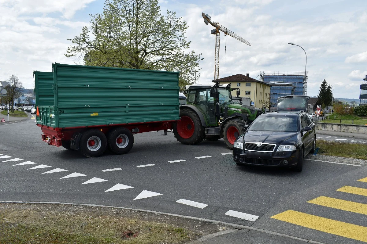 Schenkon LU - Kollision zwischen Traktor und Personenwagen 