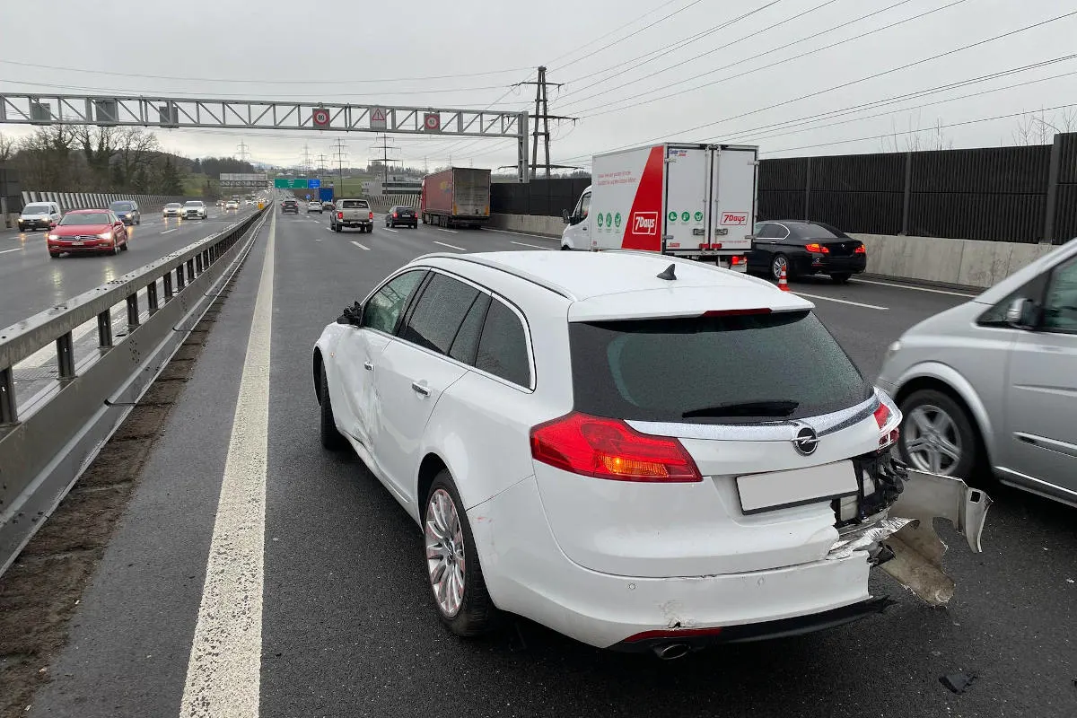 A4 Cham ZG – Blechschaden im Morgenverkehr