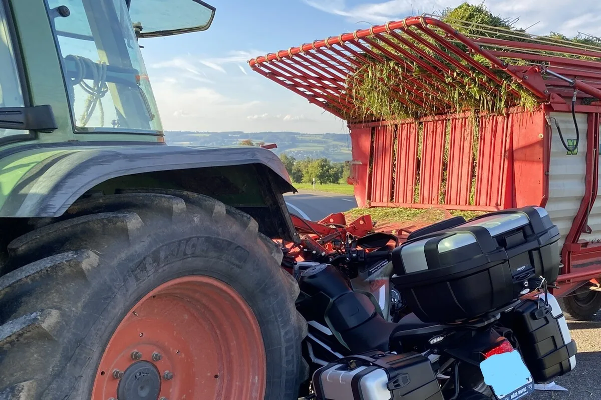 Schönholzerswilen TG - Motorradfahrer nach Kollision mit einem Traktor schwer verletzt