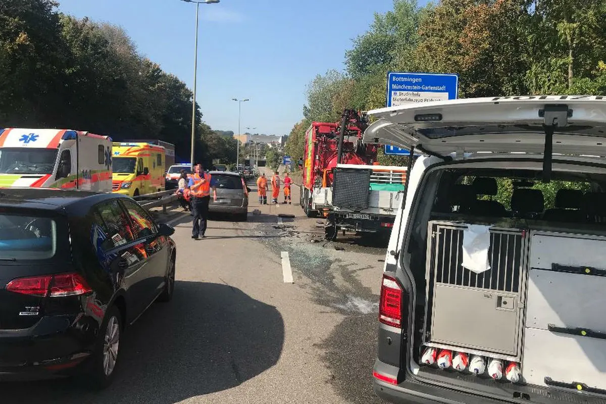 Münchenstein BL - Personenwagen fährt in Lieferwagen des Tiefbauamts Basel-Landschaft