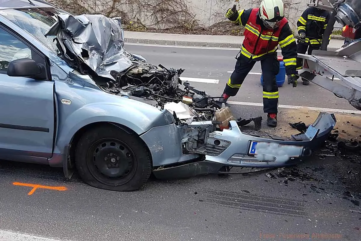 Altmünster - Ford kracht in LKW 