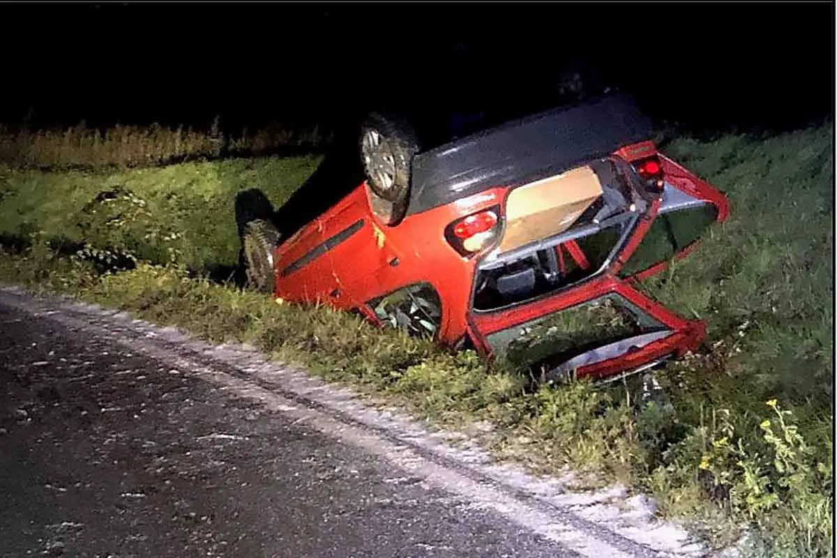 Straßenglätte in Oberotterbach - Pkw landet auf dem Dach!