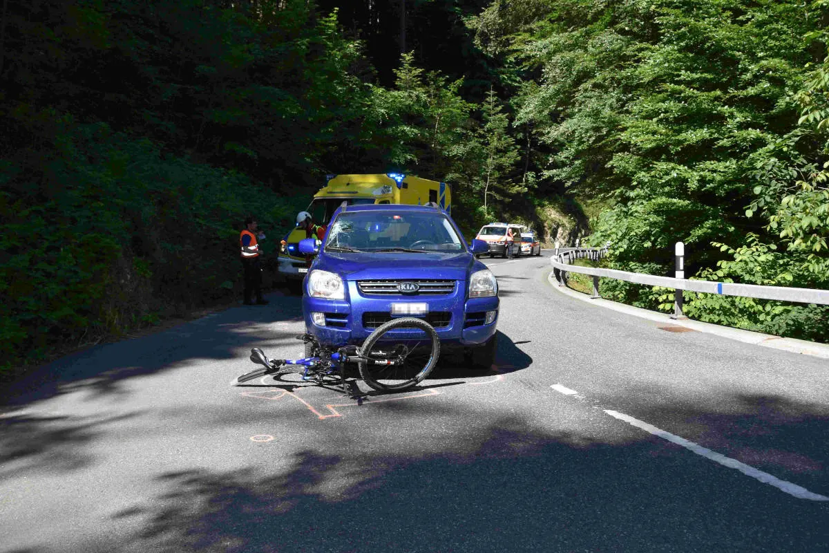 Bad Ragaz SG – Auto fährt in Velo