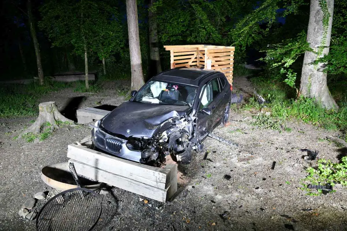 Habsburg AG - BMW kracht gegen Baum und rammt Grillstelle