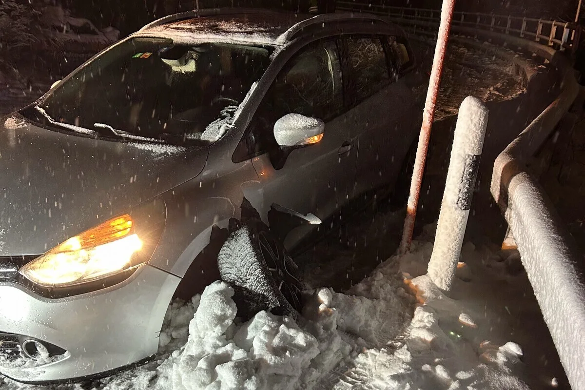Rehetobel AR – Auf schneebedeckter Fahrbahn verunfallt