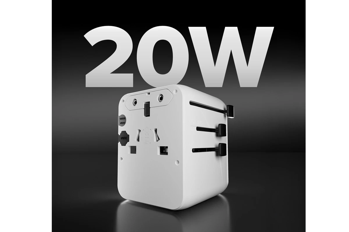Ein weißer Universaladapter mit verschiedenen Steckermöglichkeiten wird vor einem dunklen Hintergrund präsentiert. Über dem Adapter ist die Aufschrift '20W' in großen Buchstaben zu sehen.
